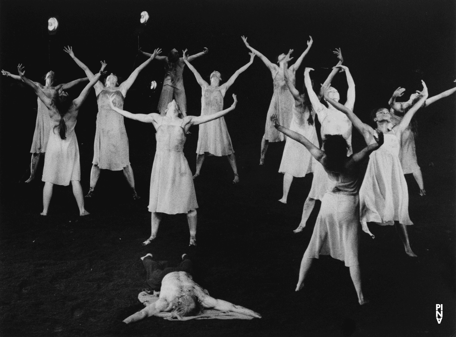 Andrey Berezin und Regina Advento in „Das Frühlingsopfer“ von Pina Bausch