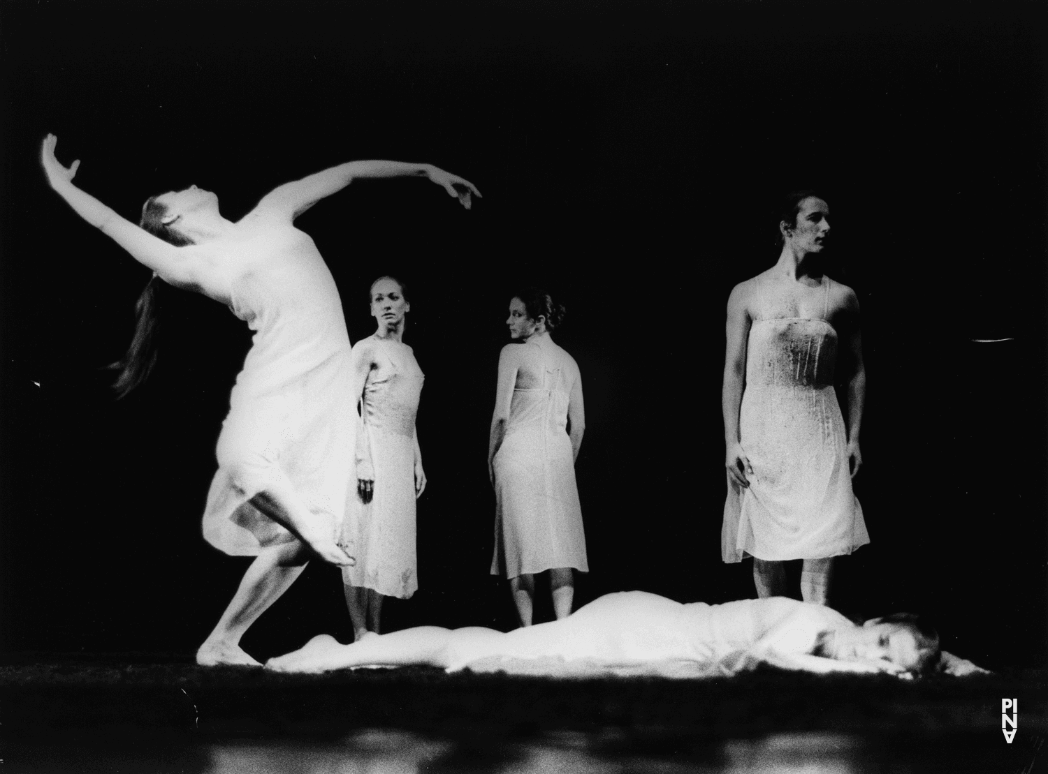 Josephine Ann Endicott, Beatrice Libonati und Vivienne Newport in „Das Frühlingsopfer“ von Pina Bausch