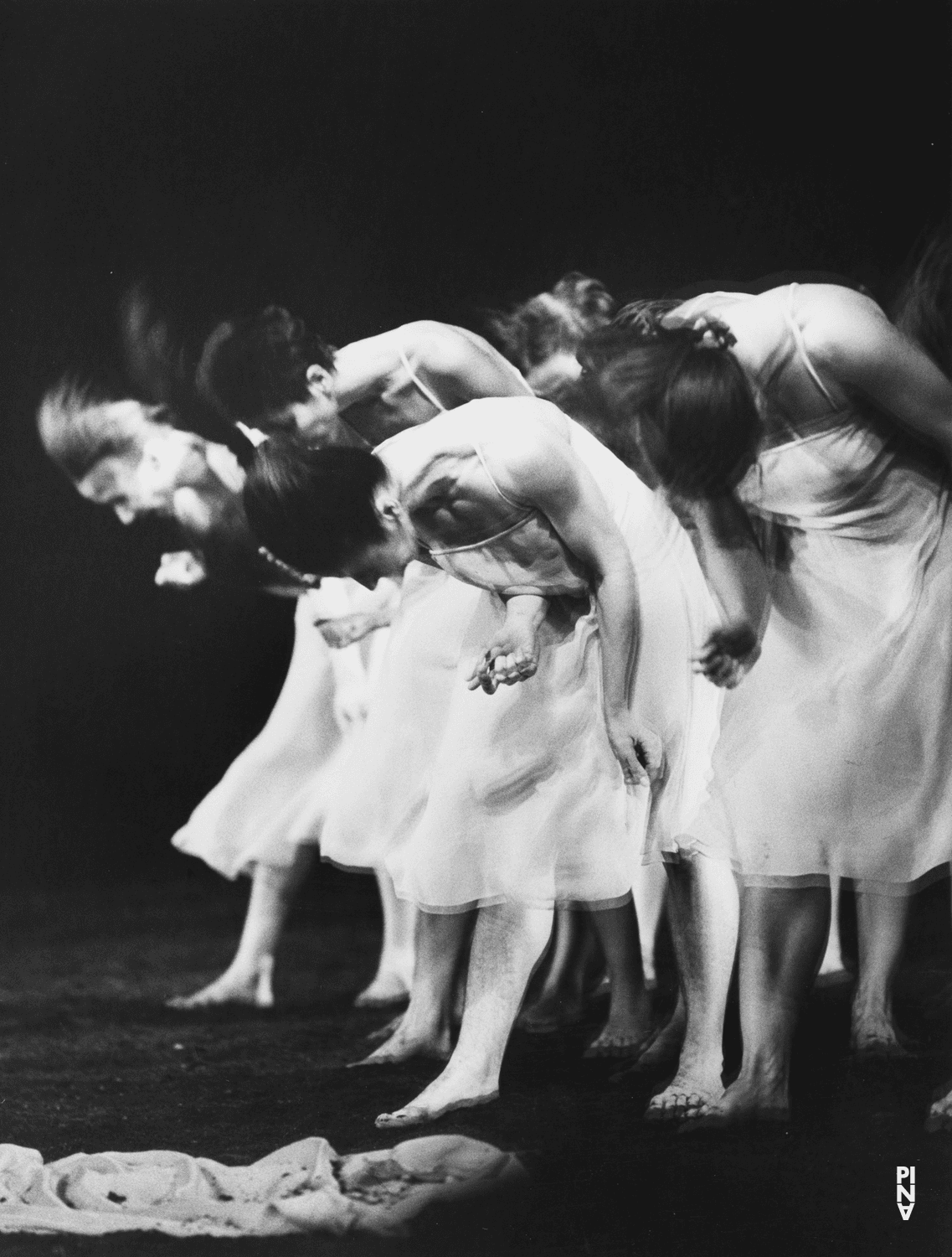 Isabel Ribas Serra und Monika Sagon in „Das Frühlingsopfer“ von Pina Bausch