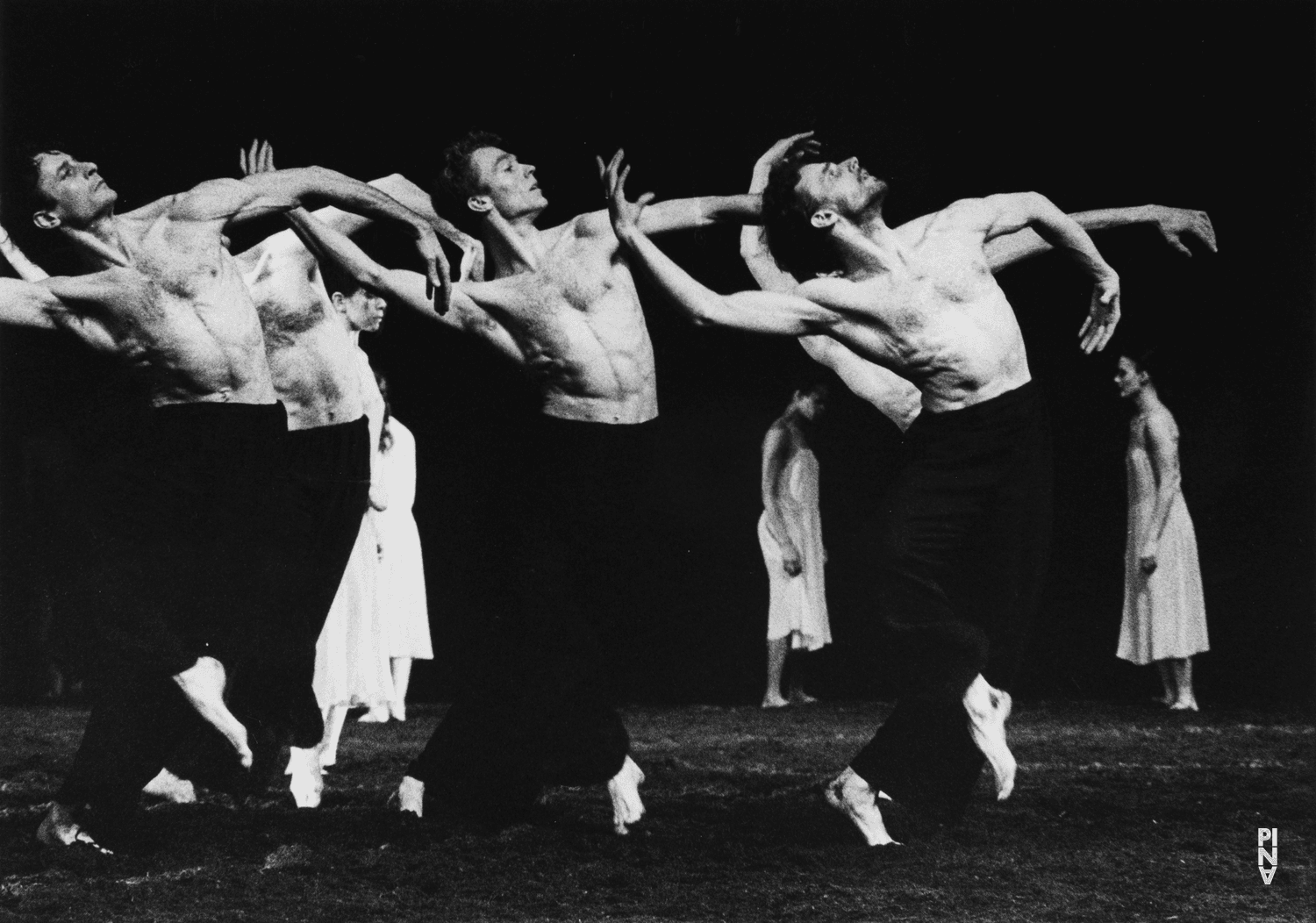 Hans Beenhakker, José A. Katxua Pellejero und Bernd Uwe Marszan in „Das Frühlingsopfer“ von Pina Bausch