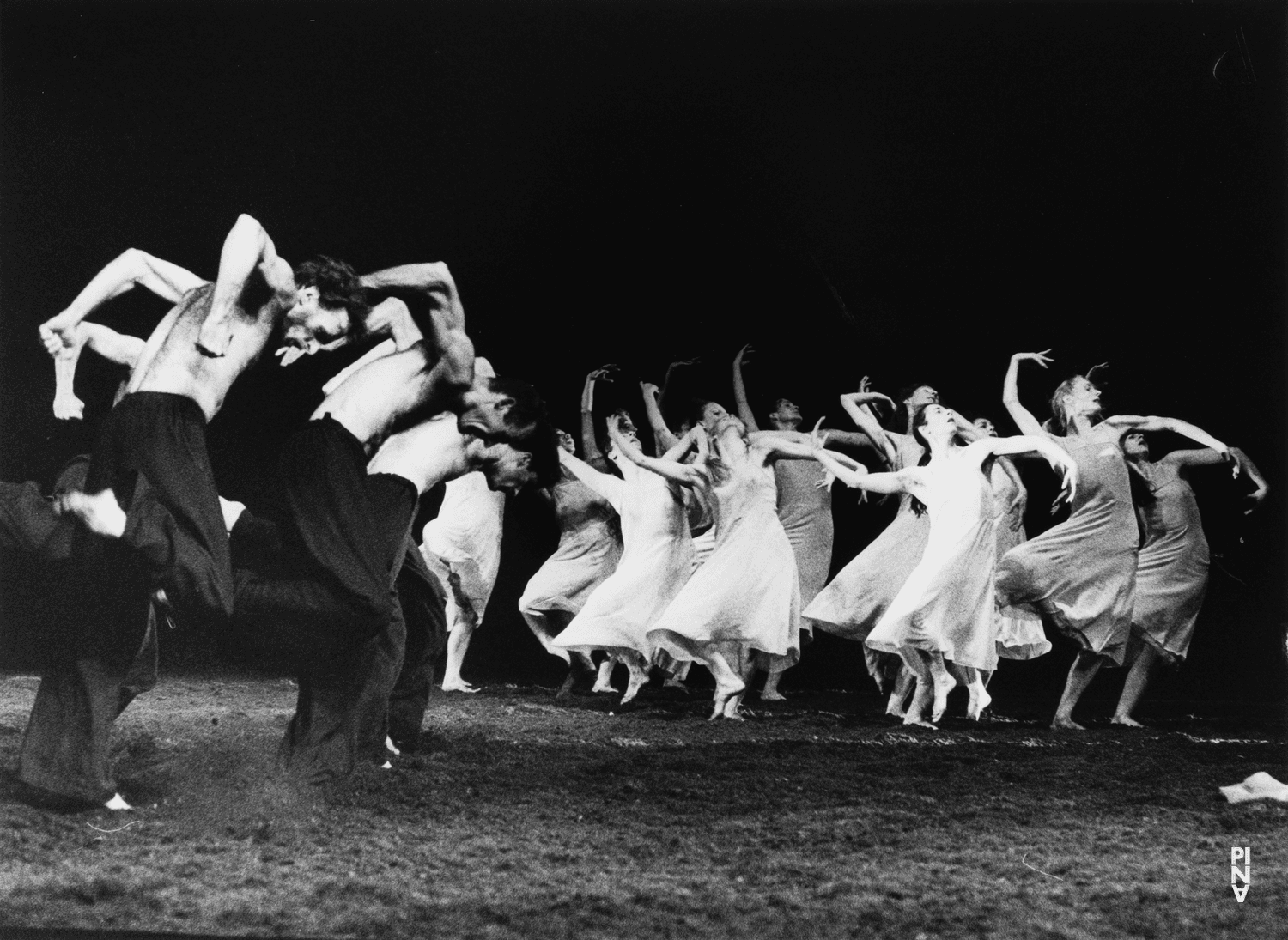 Beatrice Libonati und Julie Shanahan in „Das Frühlingsopfer“ von Pina Bausch