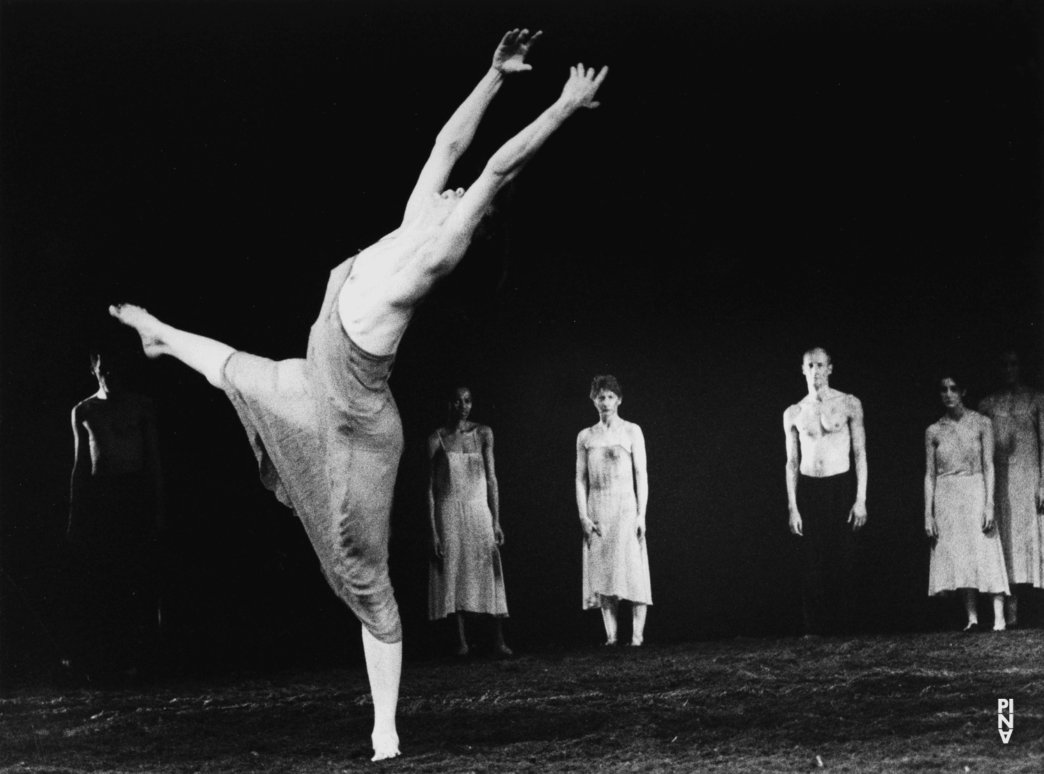 Jakob Haahr Andersen, Finola Cronin und Regina Advento in „Das Frühlingsopfer“ von Pina Bausch