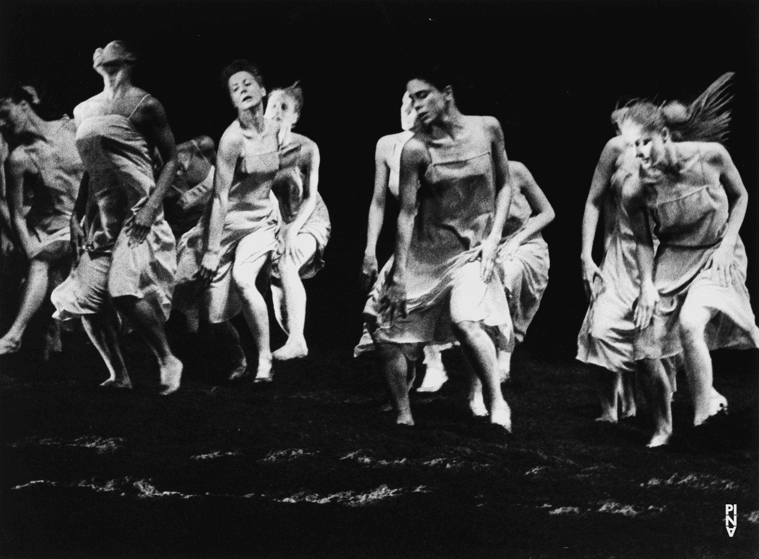 Barbara Kaufmann, Ruth Amarante und Finola Cronin in „Das Frühlingsopfer“ von Pina Bausch