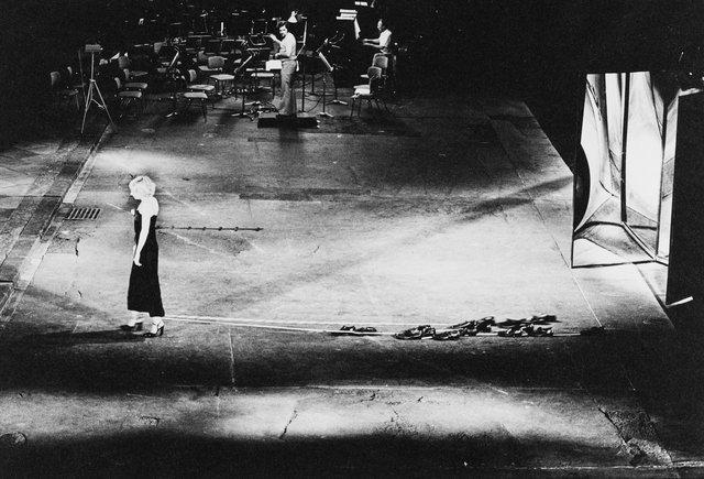 Karin Rasenack dans « Les Sept Péchés capitaux » de Pina Bausch à l'Opernhaus Wuppertal, saison 1975/76