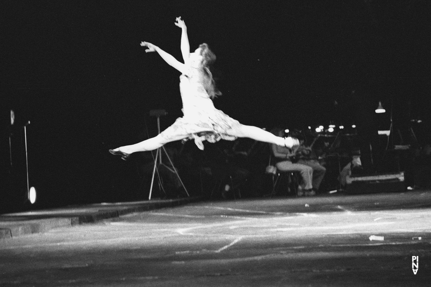 Josephine Ann Endicott in „Die sieben Todsünden“ von Pina Bausch