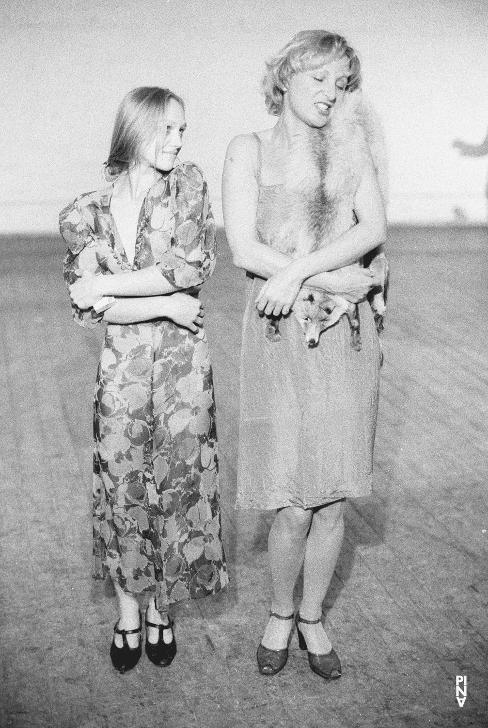 Marlis Alt und Karin Rasenack in „Die sieben Todsünden“ von Pina Bausch