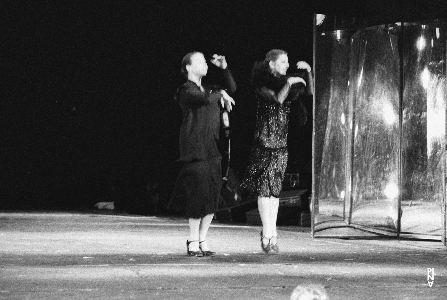 Josephine Ann Endicott und Colleen Finneran-Meessmann in „Die sieben Todsünden“ von Pina Bausch