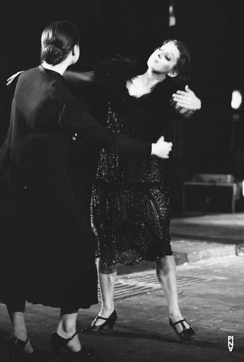 Josephine Ann Endicott et Colleen Finneran-Meessmann dans « Les Sept Péchés capitaux » de Pina Bausch