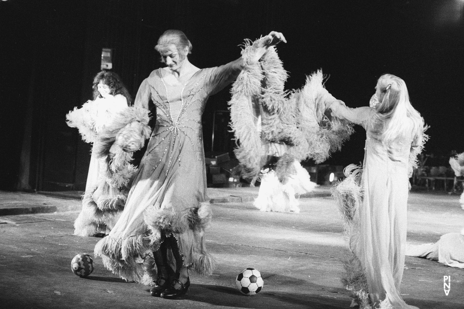 Jan Minařík, Stephanie Macoun und Vivienne Newport in „Die sieben Todsünden“ von Pina Bausch