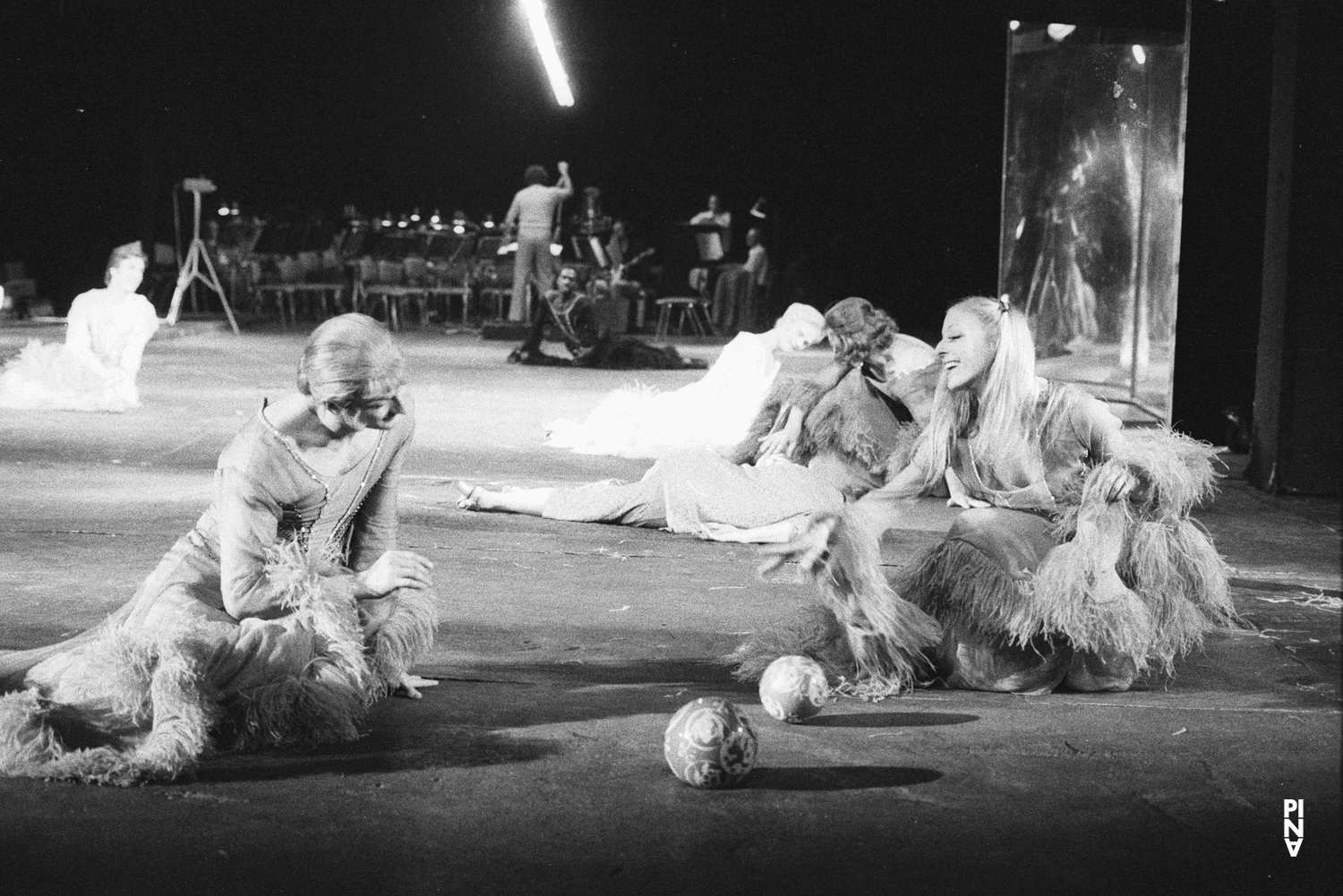 Jan Minařík, Stephanie Macoun und Michael Diekamp in „Die sieben Todsünden“ von Pina Bausch