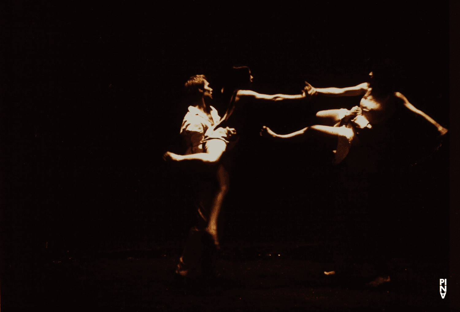 Hans Beenhakker, Ruth Amarante und Aida Vainieri in „Ein Trauerspiel“ von Pina Bausch im Schauspielhaus Wuppertal, Spielzeit 1993/94