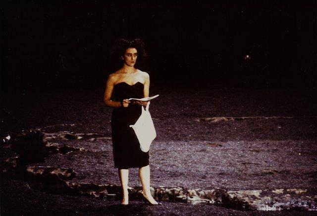 Cristiana Morganti dans « Ein Trauerspiel (Jeu de deuil) » de Pina Bausch au Schauspielhaus Wuppertal, saison 1993/94