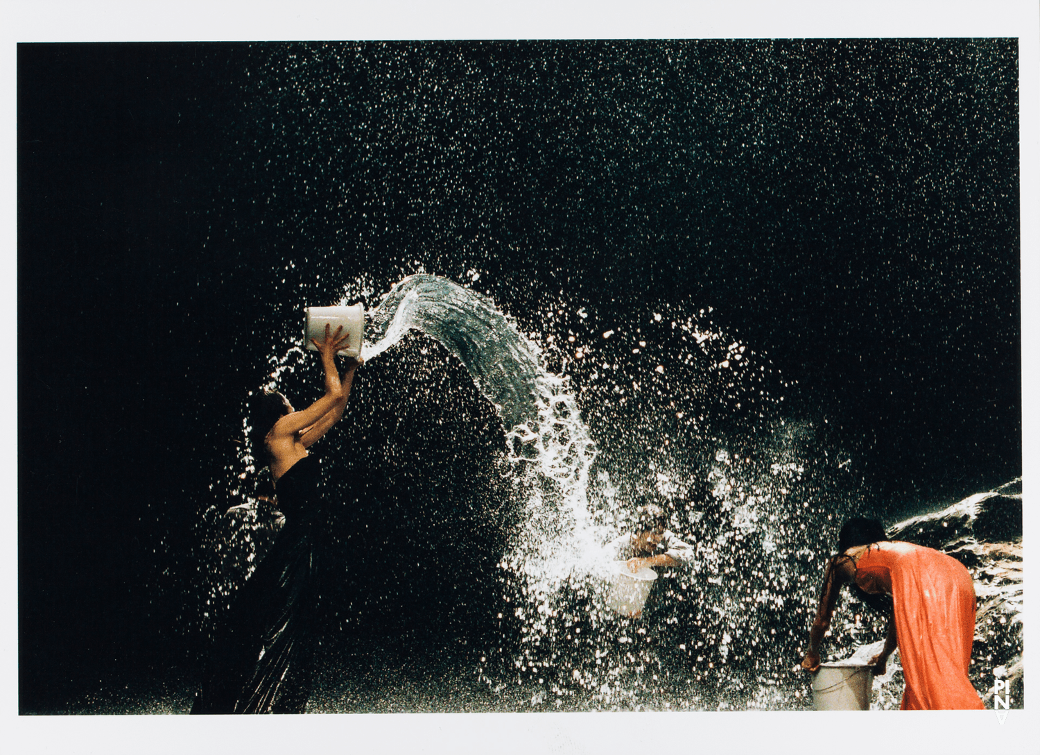 Rainer Behr, Julie Anne Stanzak et Ditta Miranda Jasjfi dans « Vollmond (Pleine lune) » de Pina Bausch