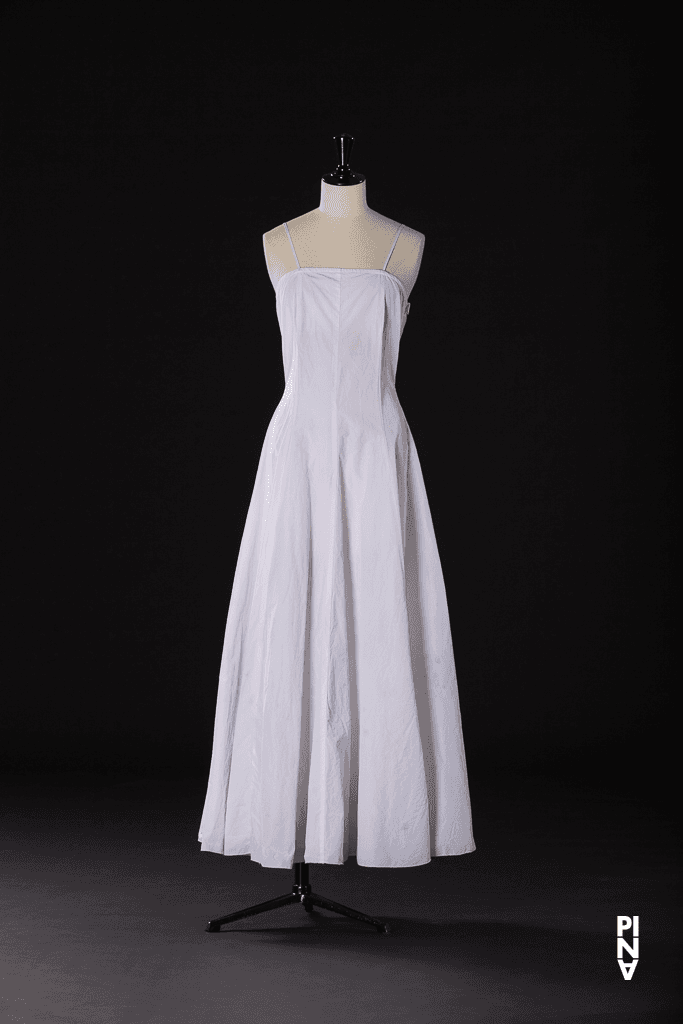 Langes Kleid, getragen von Azusa Seyama in „Vollmond“ von Pina Bausch