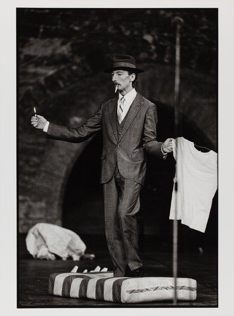 Dominique Mercy dans « Walzer » de Pina Bausch dans la Cour d'honneur du Palais des Papes, saison 1982/83