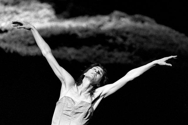 Héléna Pikon in “Wiesenland” by Pina Bausch with Tanztheater Wuppertal at Théâtre de la Ville Paris (France), June 6, 2001