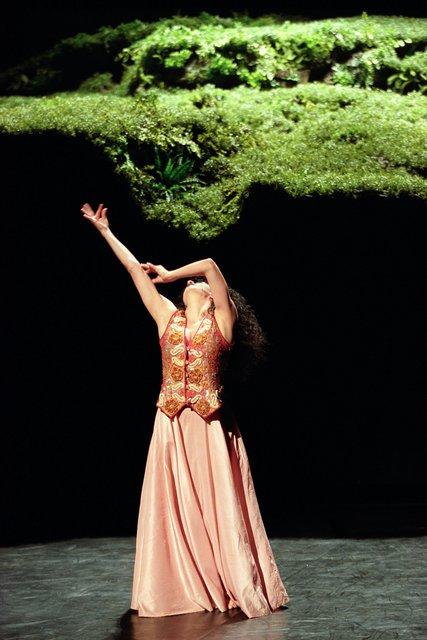 Aida Vainieri in “Wiesenland” by Pina Bausch with Tanztheater Wuppertal at Théâtre de la Ville Paris (France), June 6, 2001