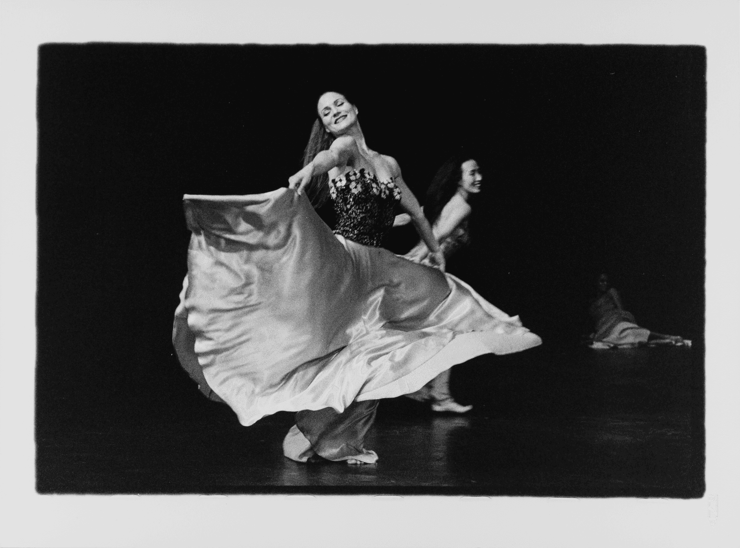 Julie Anne Stanzak, Nayoung Kim et Regina Advento dans « Wiesenland (Terre verte) » de Pina Bausch