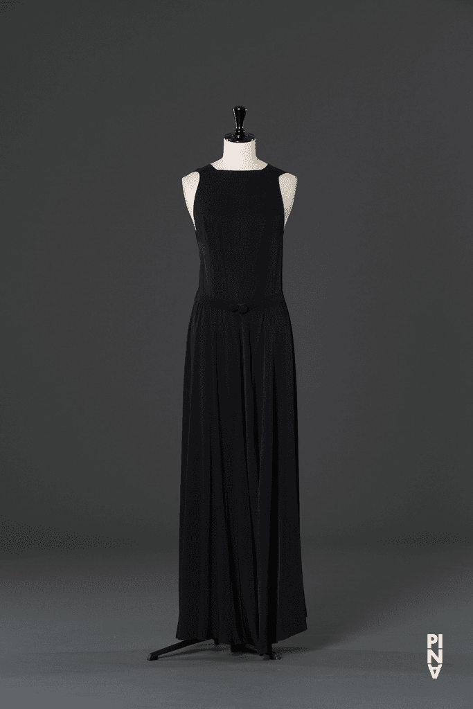 Langes Kleid, getragen von Raphaëlle Delaunay in „Wiesenland“ von Pina Bausch