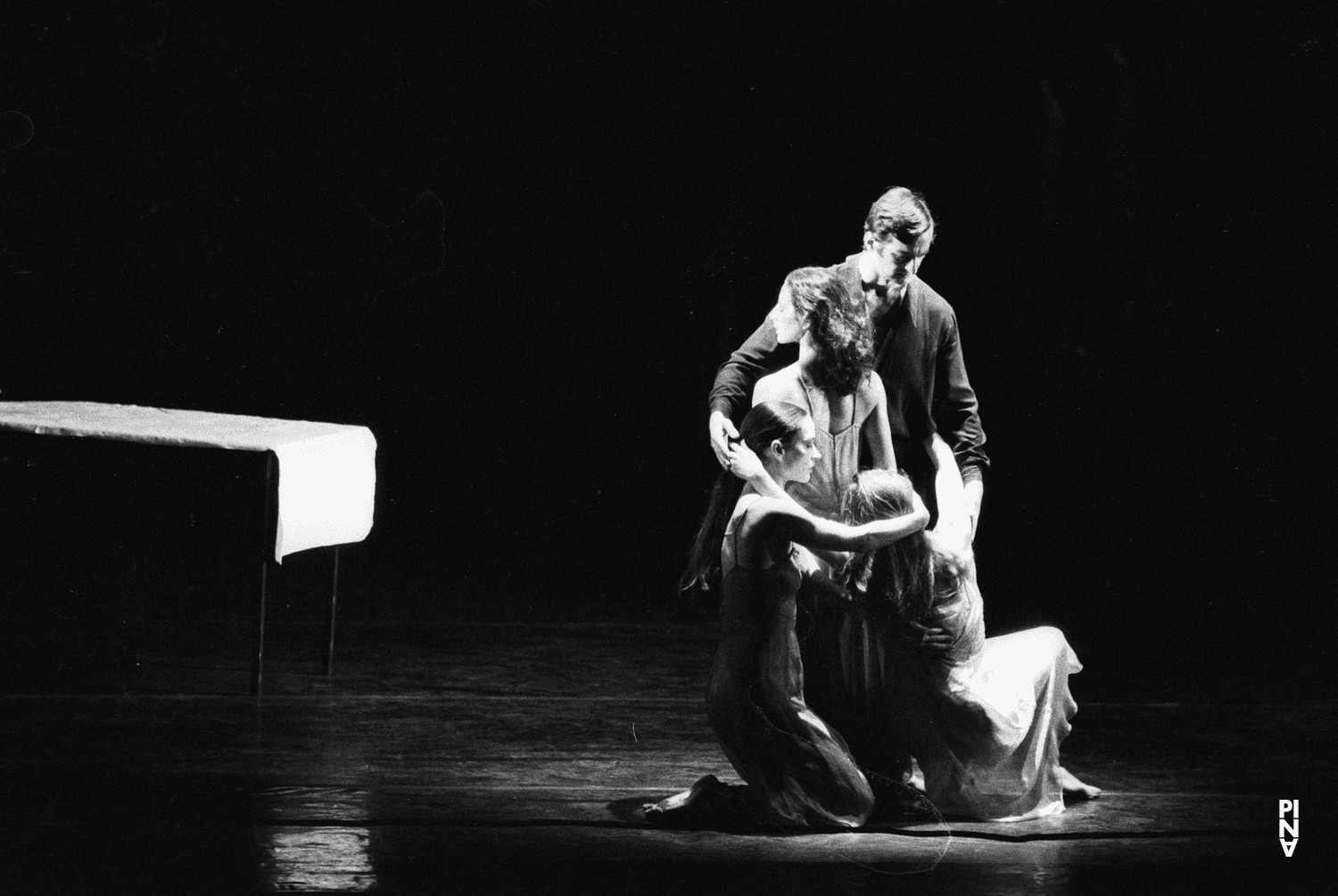 Beatrice Libonati, Yolanda Meier und Jan Minařík in „Wind von West“ von Pina Bausch