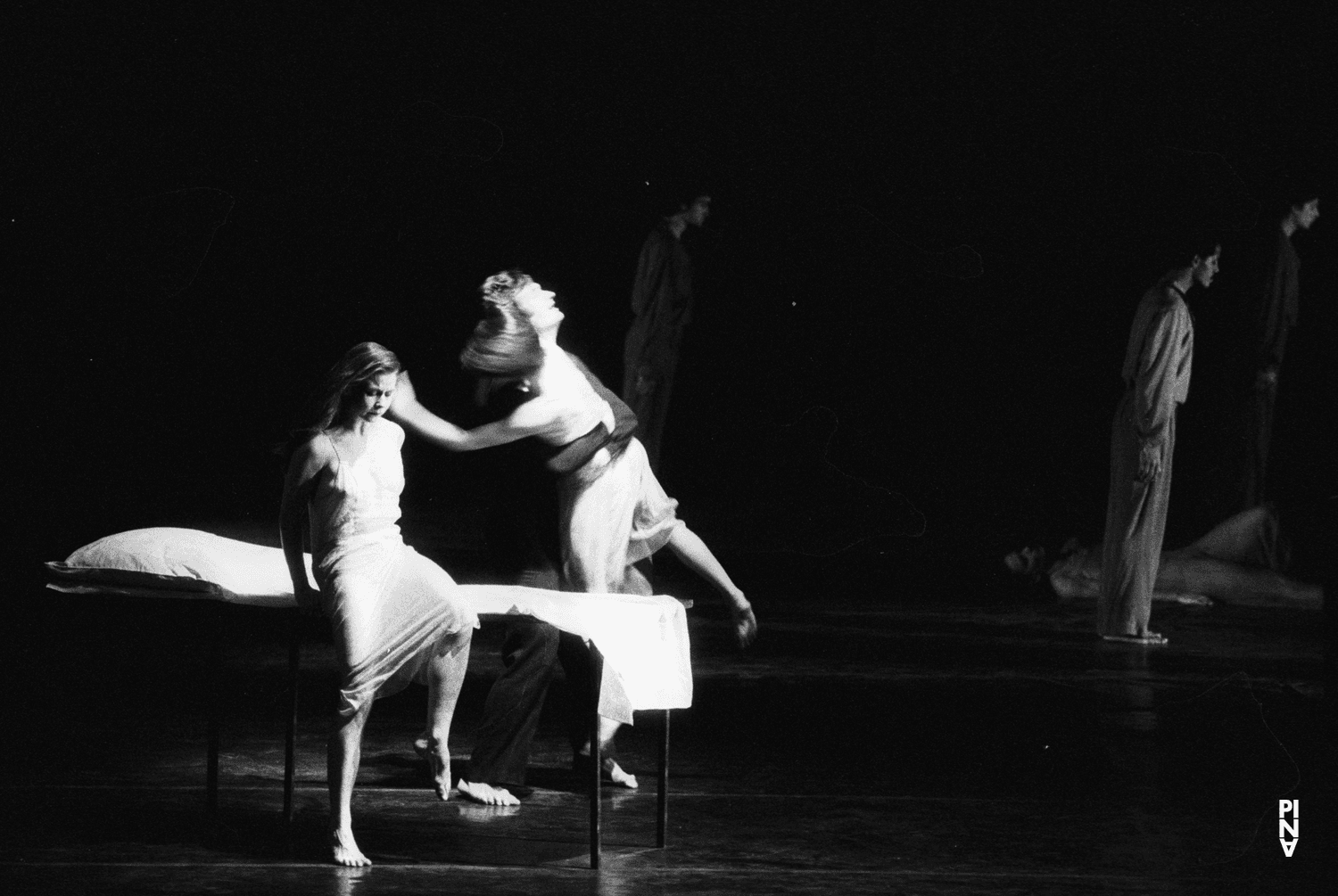 Josephine Ann Endicott, Arnaldo Alvarez und Jan Minařík in „Wind von West“ von Pina Bausch