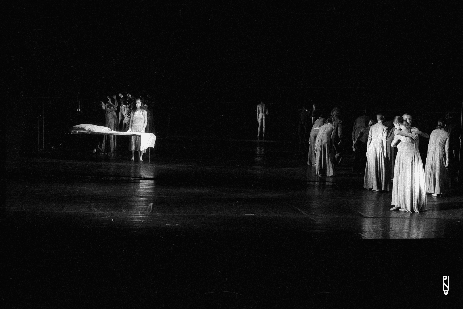 Monika Sagon, Tjitske Broersma et Josephine Ann Endicott dans « Wind von West » de Pina Bausch