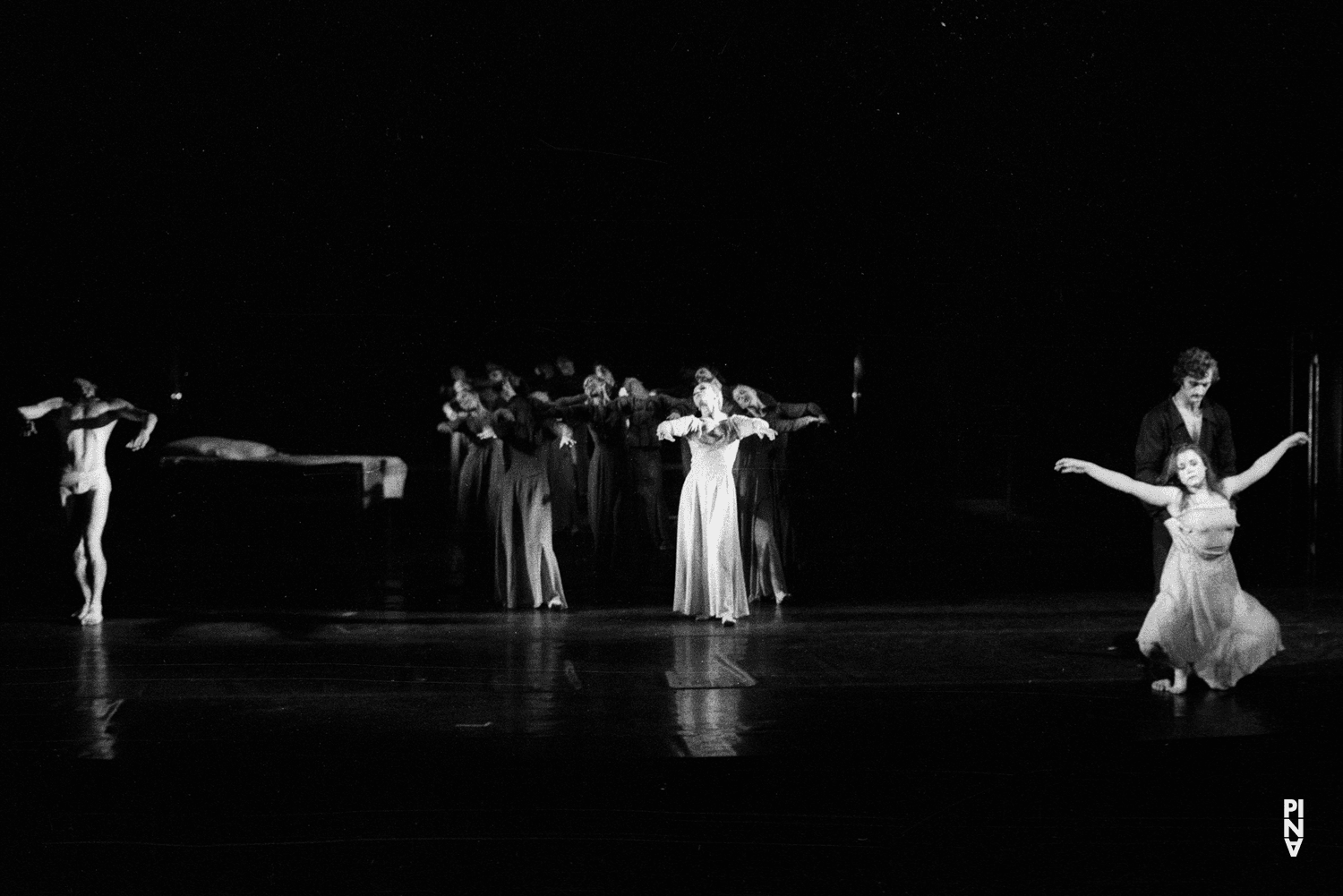 Jan Minařík, Josephine Ann Endicott et Monika Sagon dans « Wind von West » de Pina Bausch