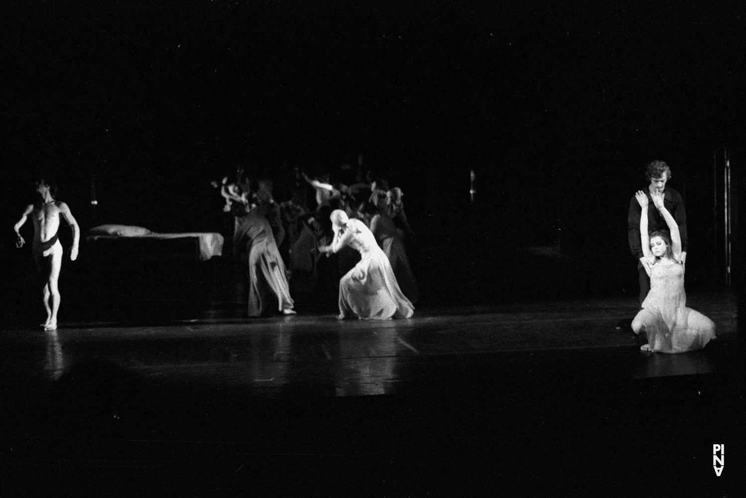 Jan Minařík, Josephine Ann Endicott et Ed Kortlandt dans « Wind von West » de Pina Bausch