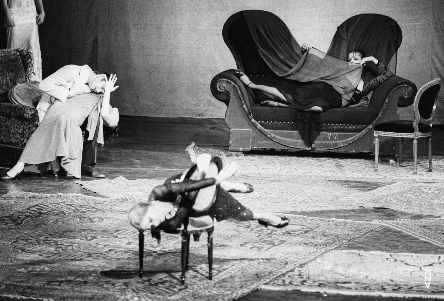 Vivienne Newport, Jan Minařík und Josephine Ann Endicott in „Der zweite Frühling“ von Pina Bausch