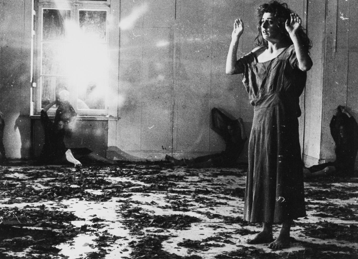 <p>Colleen Finneran-Meessmann dans <em>Barbe-Bleue. En écoutant un enregistrement sur bande magnétique de l’opéra de Béla Bartók « Le Château de Barbe-Bleue » </em>de Pina Bausch</p>