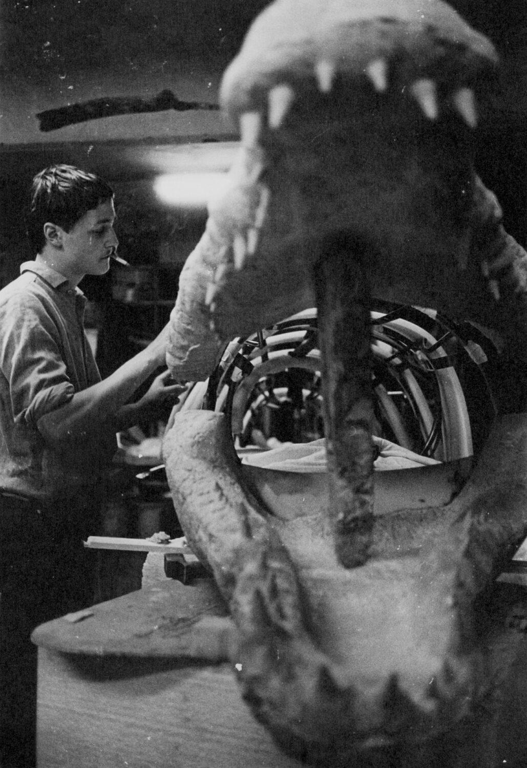 <p>Herbert Rettich making a crocodile for the piece "Keuschheitslegende (Legend of Chastity)"</p>