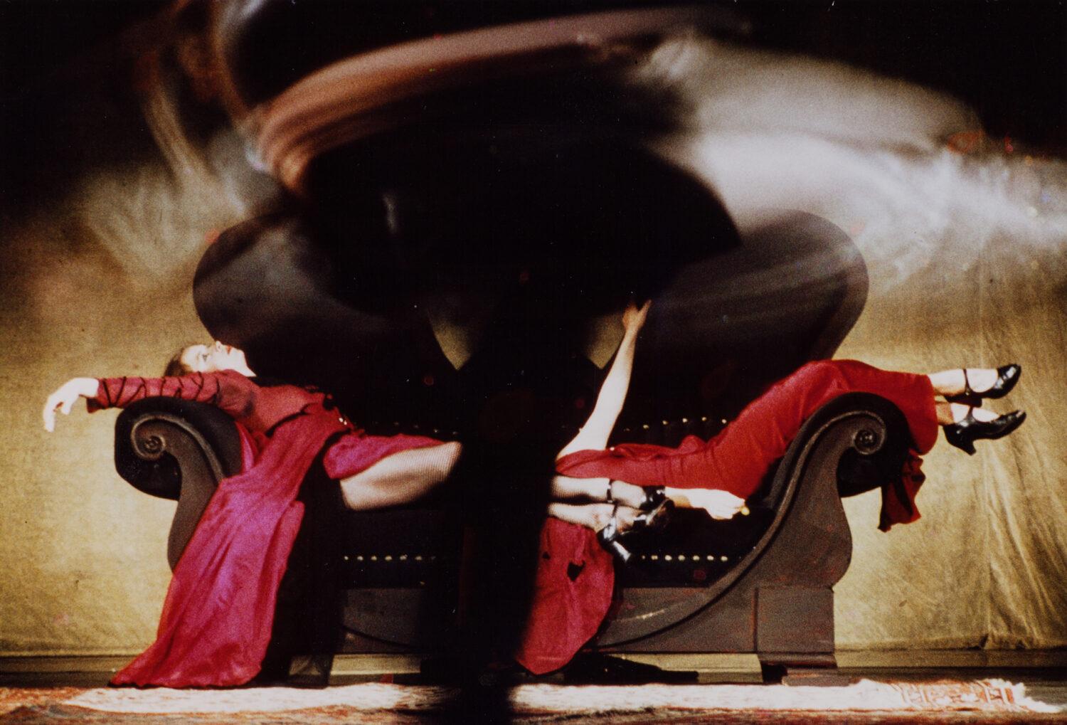 <p>Josephine Ann Endicott und Colleen Finneran-Meessmann in <em>Der zweite Frühling</em> von Pina Bausch</p>