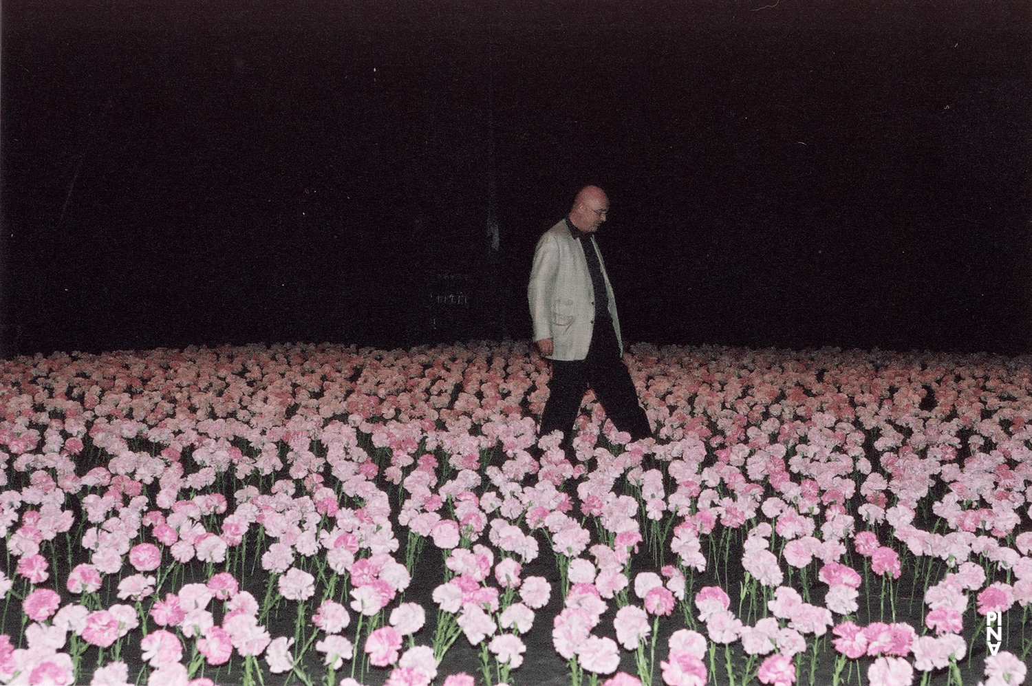 Peter Pabst im Bühnenbild von „Nelken“