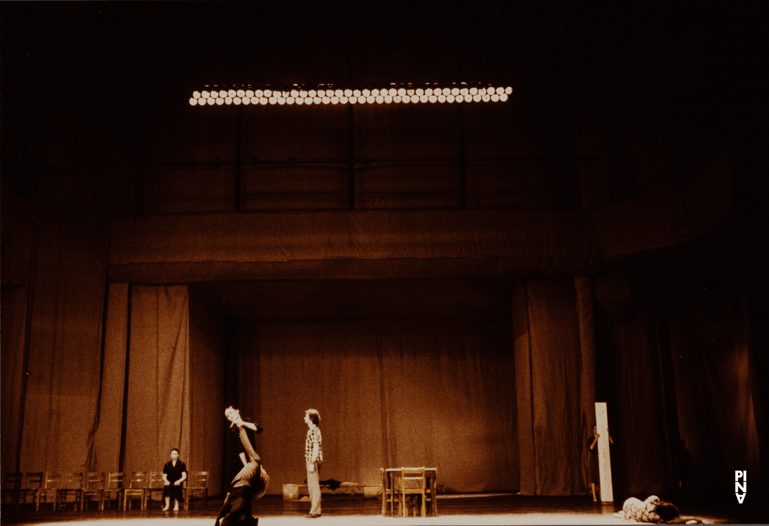 Jan Minařík, Malou Airaudo et Josephine Ann Endicott dans « Adagio – Fünf Lieder von Gustav Mahler » de Pina Bausch