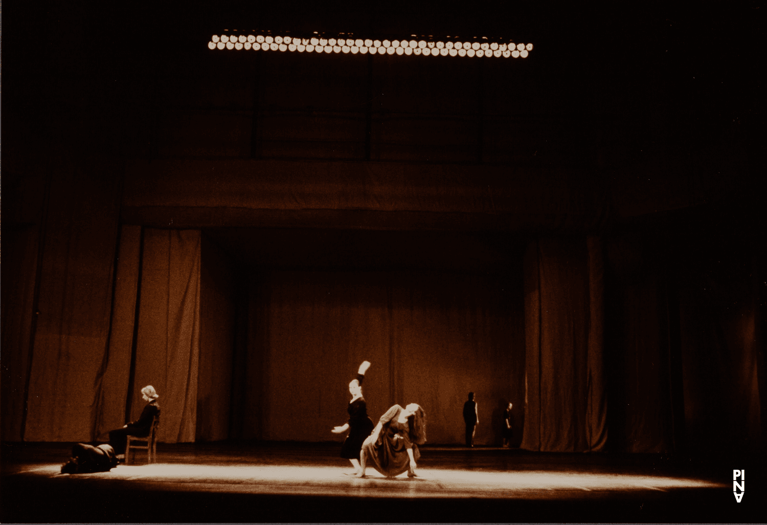 Dominique Mercy, Malou Airaudo et Josephine Ann Endicott dans « Adagio – Fünf Lieder von Gustav Mahler » de Pina Bausch