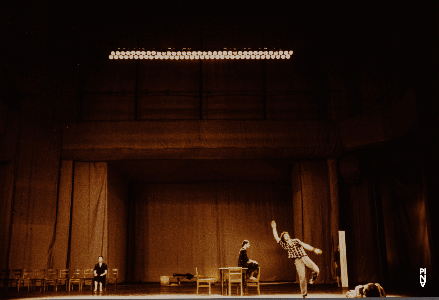 Jan Minařík, Malou Airaudo et Josephine Ann Endicott dans « Adagio – Fünf Lieder von Gustav Mahler » de Pina Bausch