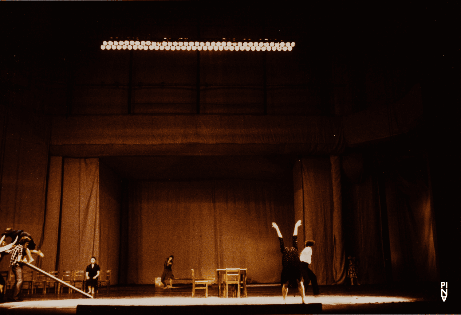 Malou Airaudo, Jan Minařík und Josephine Ann Endicott in „Adagio – Fünf Lieder von Gustav Mahler“ von Pina Bausch