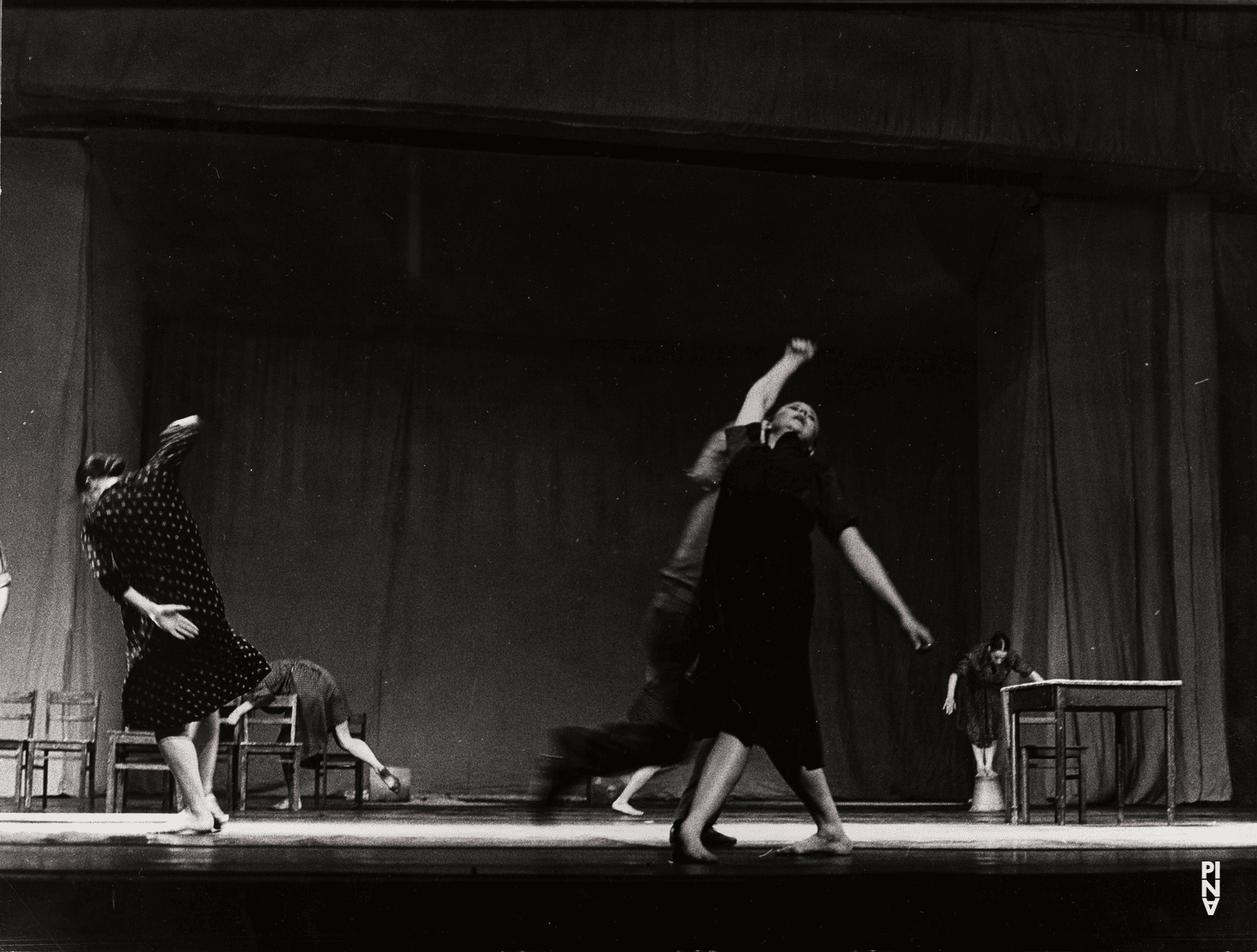 Malou Airaudo et Josephine Ann Endicott dans « Adagio – Fünf Lieder von Gustav Mahler » de Pina Bausch
