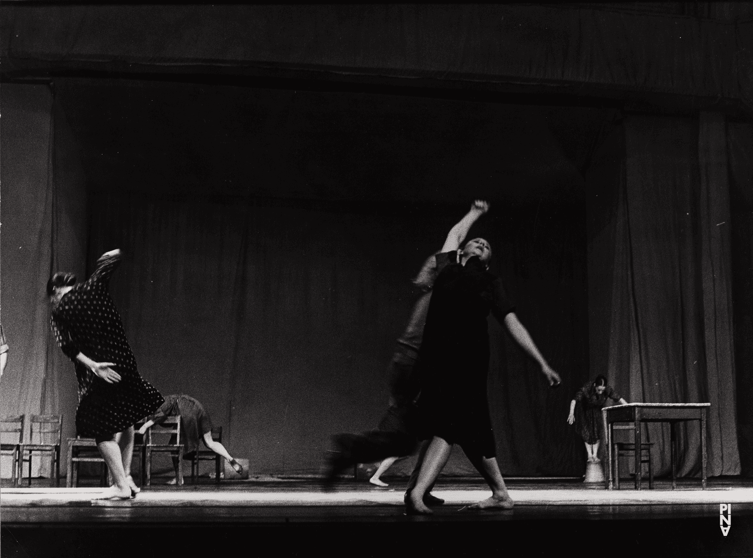 Malou Airaudo et Josephine Ann Endicott dans « Adagio – Fünf Lieder von Gustav Mahler » de Pina Bausch