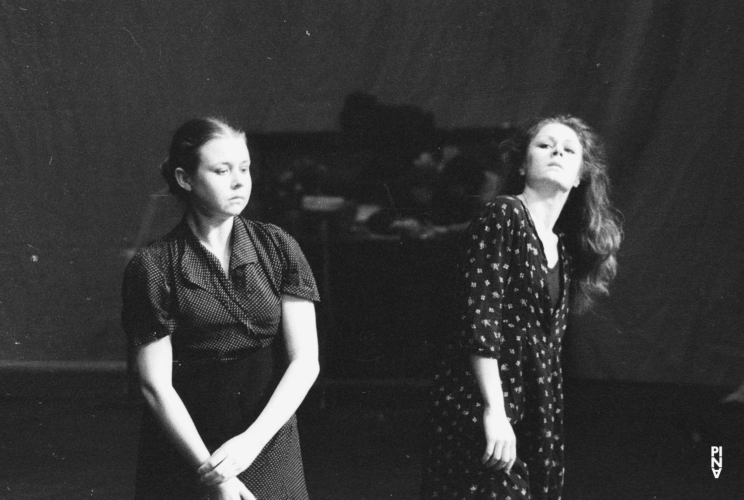 Josephine Ann Endicott und Malou Airaudo in „Adagio – Fünf Lieder von Gustav Mahler“ von Pina Bausch
