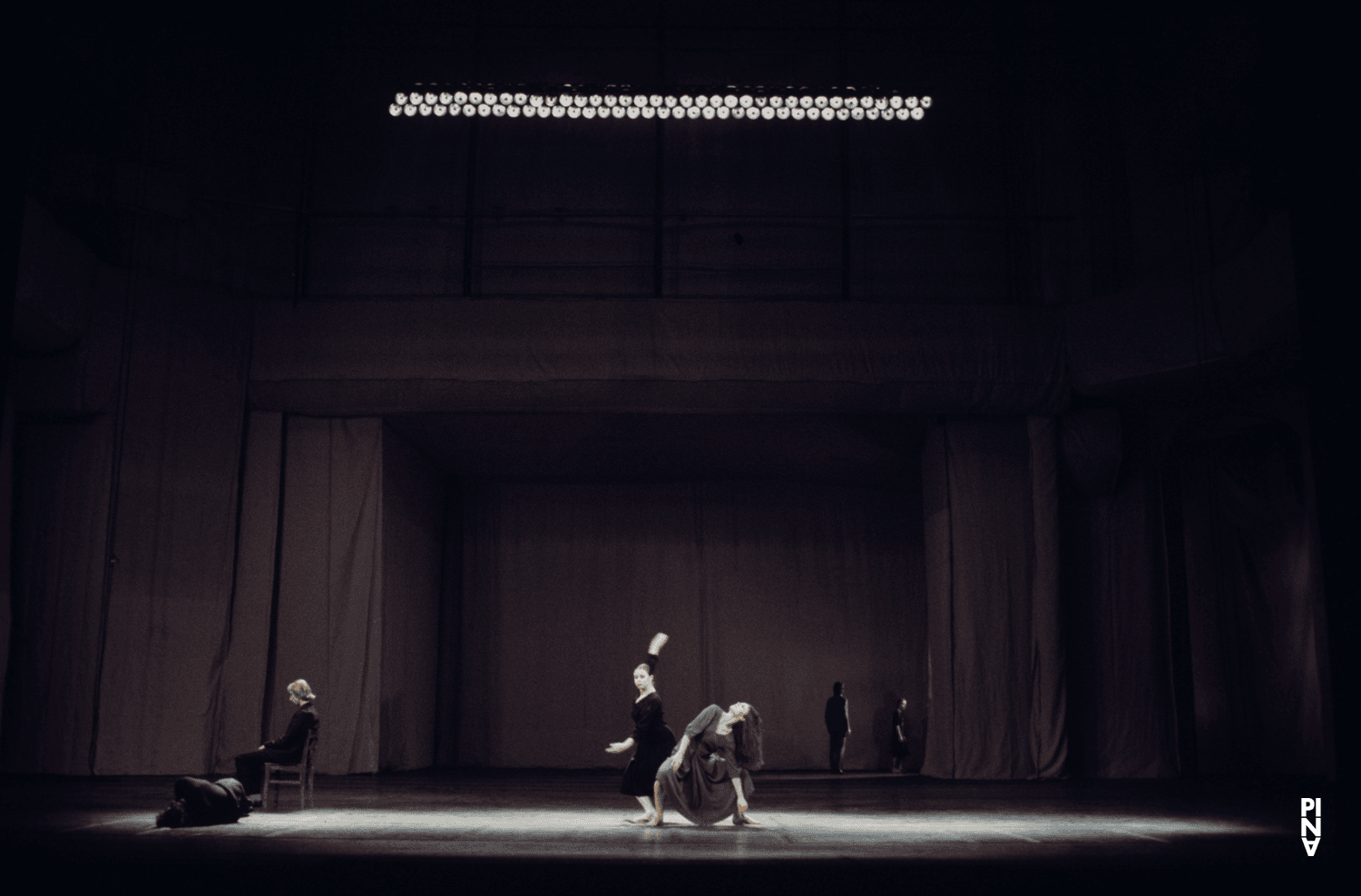 Malou Airaudo, Josephine Ann Endicott et Dominique Mercy dans « Adagio – Fünf Lieder von Gustav Mahler » de Pina Bausch