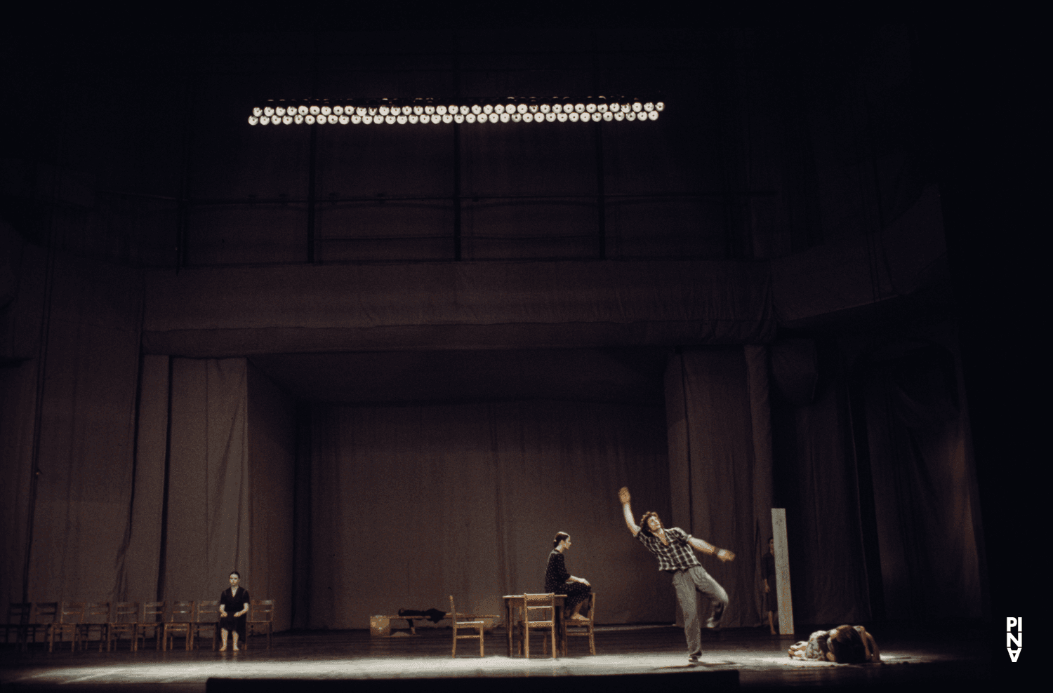 Jan Minařík, Malou Airaudo et Josephine Ann Endicott dans « Adagio – Fünf Lieder von Gustav Mahler » de Pina Bausch