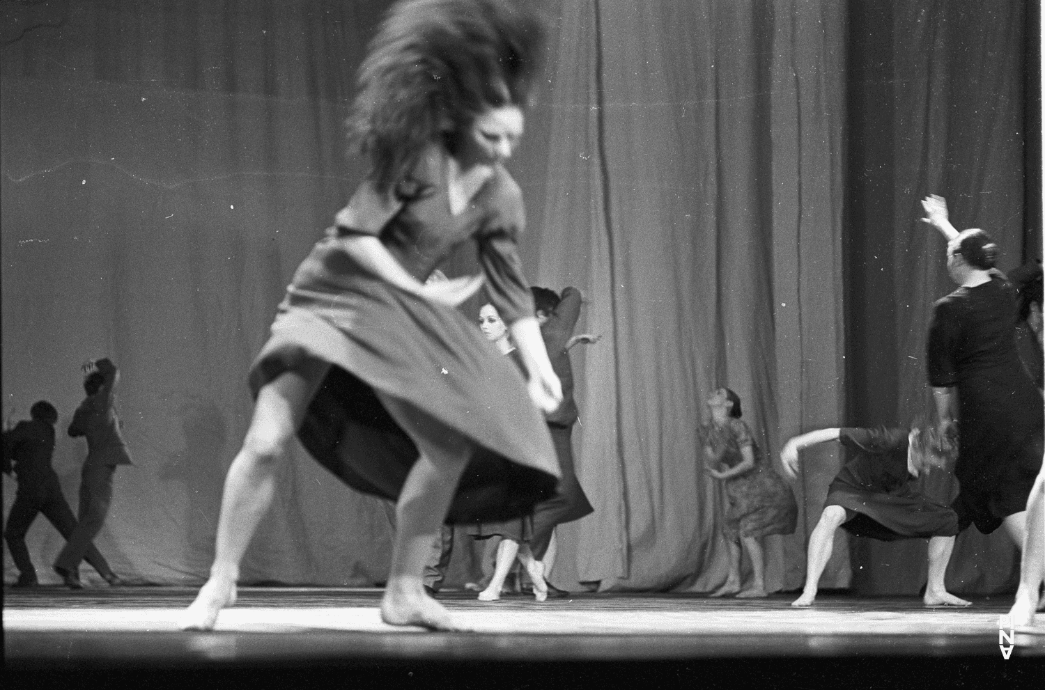 Malou Airaudo und Josephine Ann Endicott in „Adagio – Fünf Lieder von Gustav Mahler“ von Pina Bausch