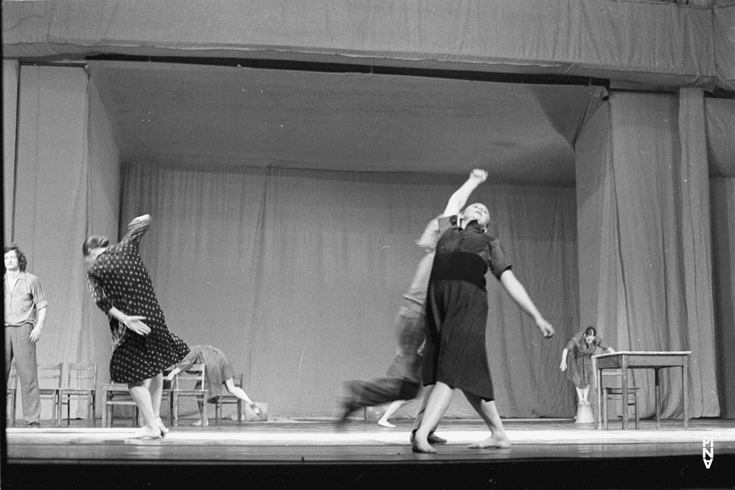 Josephine Ann Endicott, Malou Airaudo und Jan Minařík in „Adagio – Fünf Lieder von Gustav Mahler“ von Pina Bausch