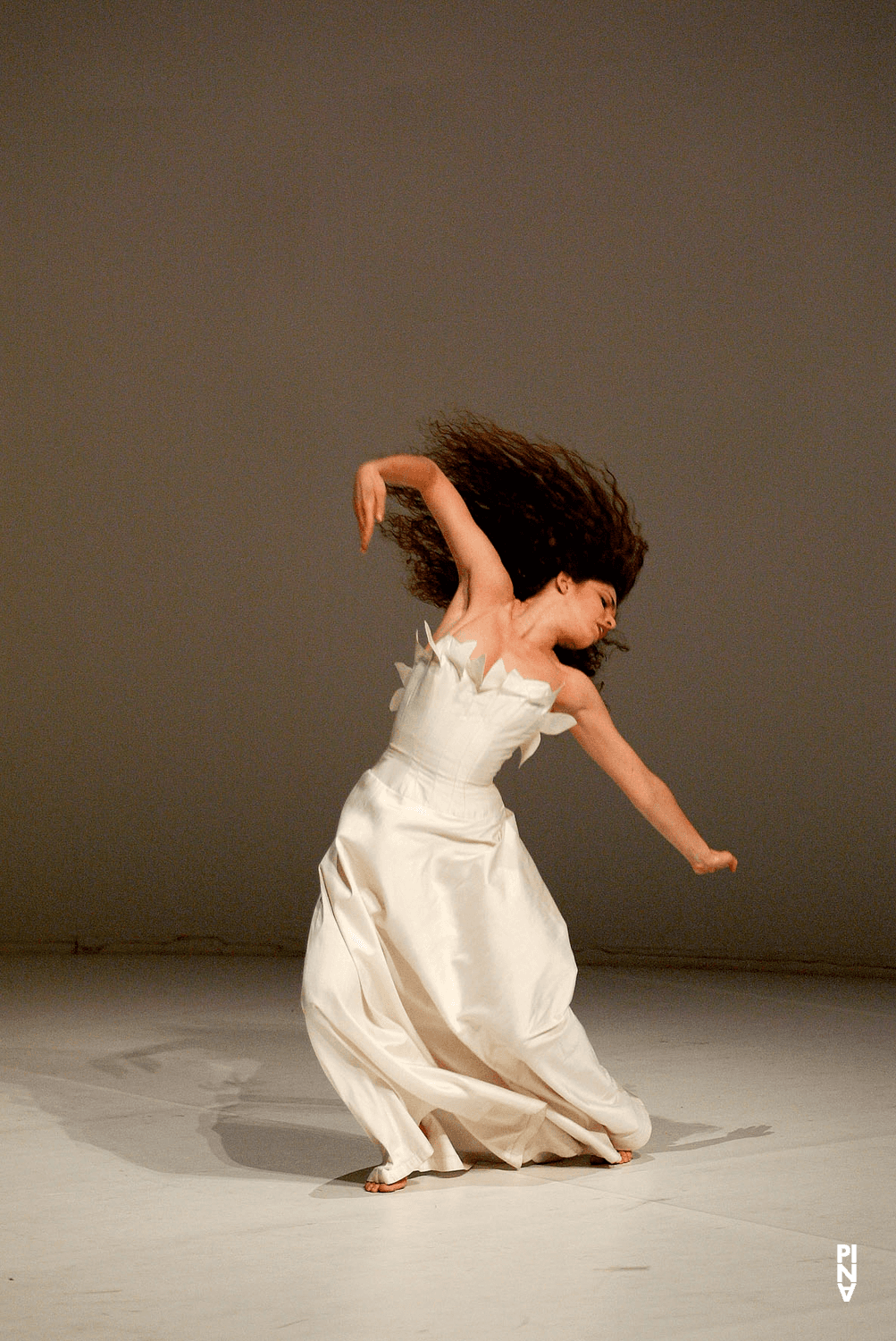 Mélanie Maurin in „Água“ von Pina Bausch mit Tanztheater Wuppertal im Théâtre de la Ville Paris (Frankreich), 17. Juni 2002