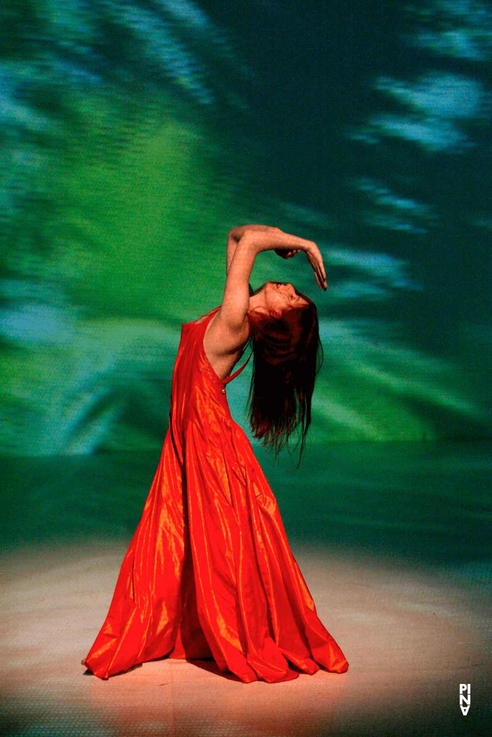 Anna Wehsarg in „Água“ von Pina Bausch mit Tanztheater Wuppertal im Théâtre de la Ville Paris (Frankreich), 17. Juni 2002