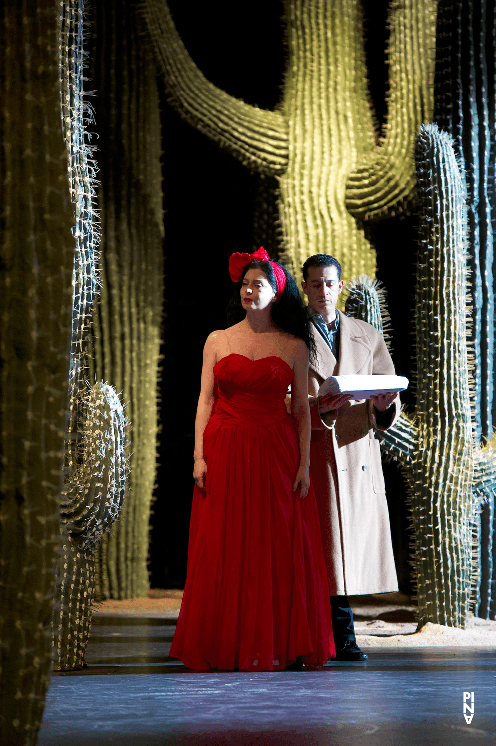 Aida Vainieri et Fernando Suels Mendoza dans « Ahnen » de Pina Bausch avec Tanztheater Wuppertal à l'Opernhaus Wuppertal (Allemagne), 9 mai 2014
