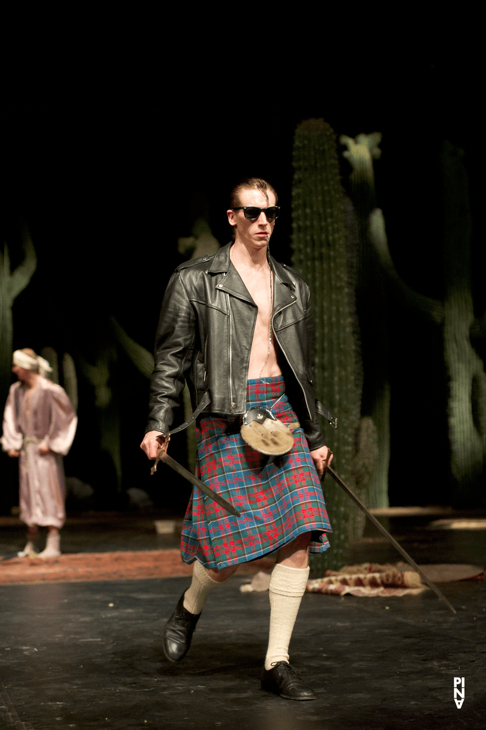 Scott Jennings in „Ahnen“ von Pina Bausch mit Tanztheater Wuppertal im Opernhaus Wuppertal (Deutschland), 9. Mai 2014