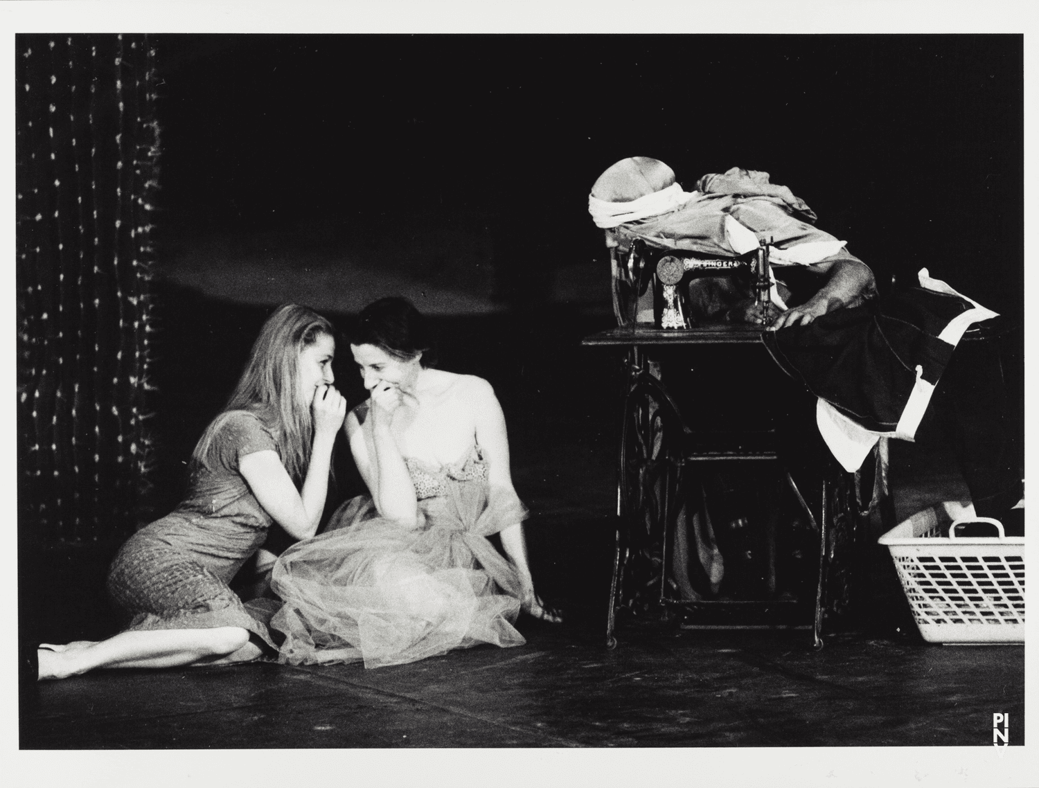 Rolando Brenes Calvo, Barbara Kaufmann und Finola Cronin in „Ahnen“ von Pina Bausch