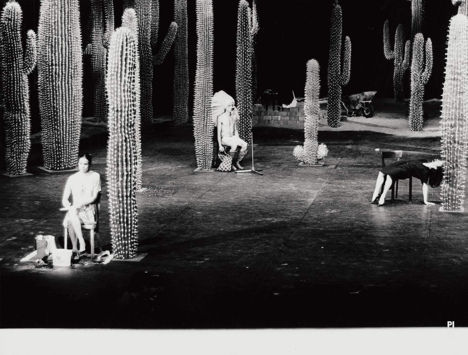 Julie Anne Stanzak, Beatrice Libonati et Jean Laurent Sasportes dans « Ahnen » de Pina Bausch